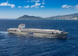 阿罗哈级船DKI装载了澳博体育app集装箱和钻石头和威基基在背景.
