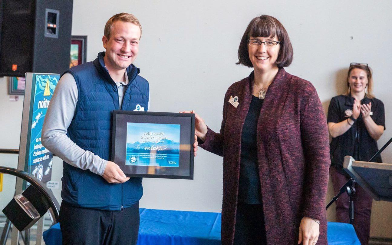 迪伦·费伯与阿拉斯加海洋生物中心的工作人员一起荣获蓝色星球合作伙伴奖.